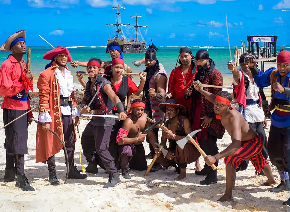 TOUR DE PIRATAS DEL CARIBE CON TIBURONES Y MANTARAYAS