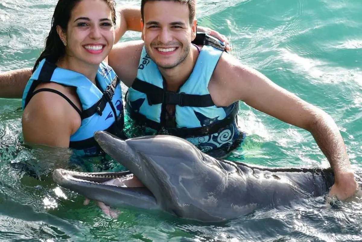 EXPLORER SWIMMING WITH ONE DOLPHIN 