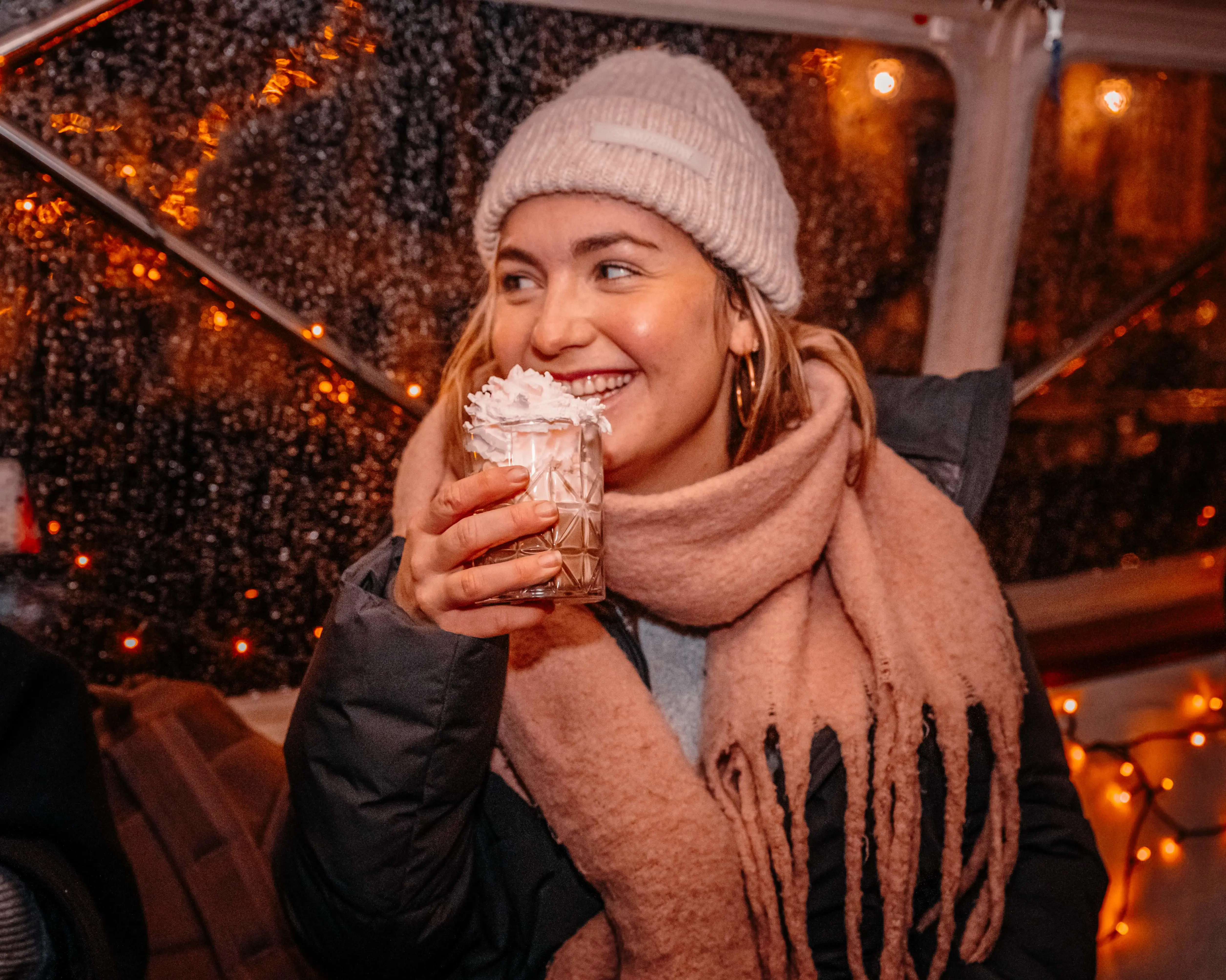 Amsterdam Light Festival Hot chocolade solo lady