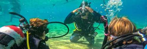 Learning how to clear a mask during an Open Water scuba course